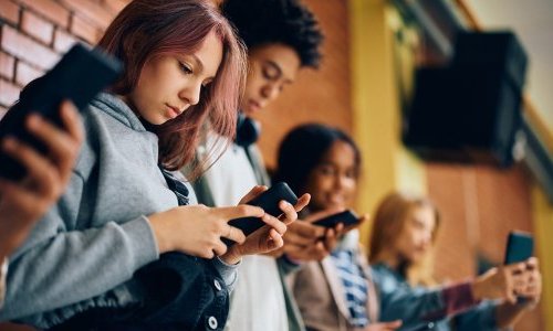 O parlamento francês proíbe redes sociais para menores de 15 anos