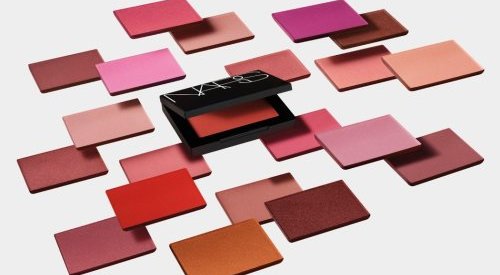 Nars reinventa icônico blush: Powder Blush chega em 14 tons com nova fórmula