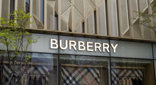 Apesar do recuo na Bolsa, Burberry mantém aura de ícone do luxo britânico