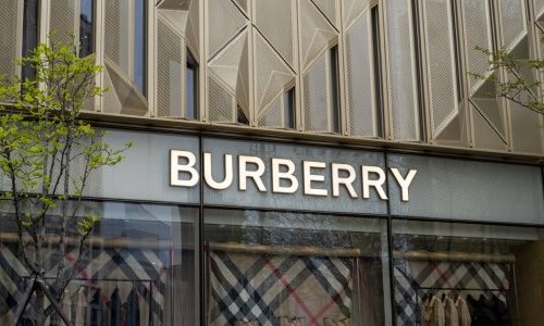 Apesar do recuo na Bolsa, Burberry mantém aura de ícone do luxo britânico