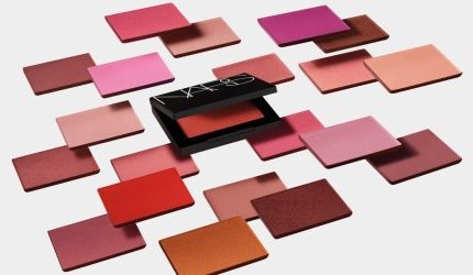 Nars reinventa icônico blush: Powder Blush chega em 14 tons com nova fórmula