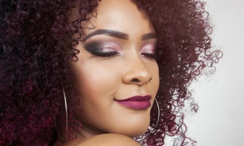 Cabelos com curvaturas têm cuidados cada vez mais especializados no Brasil