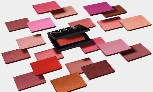 Nars reinventa icônico blush: Powder Blush chega em 14 tons com nova fórmula