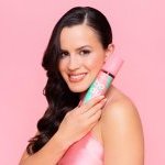 Aline Waiser, sócia e diretora de marketing da Vizzela, com o novo body splash