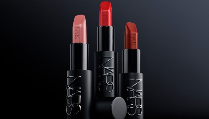 Nars apresenta nova coleção de batons em campanha com embaixadoras icônicas